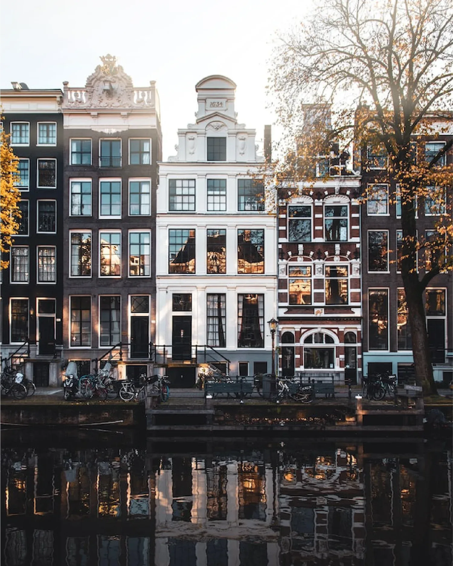 Classic Amsterdam canal houses reflected in the water — Nieuw Amsterdams Huys