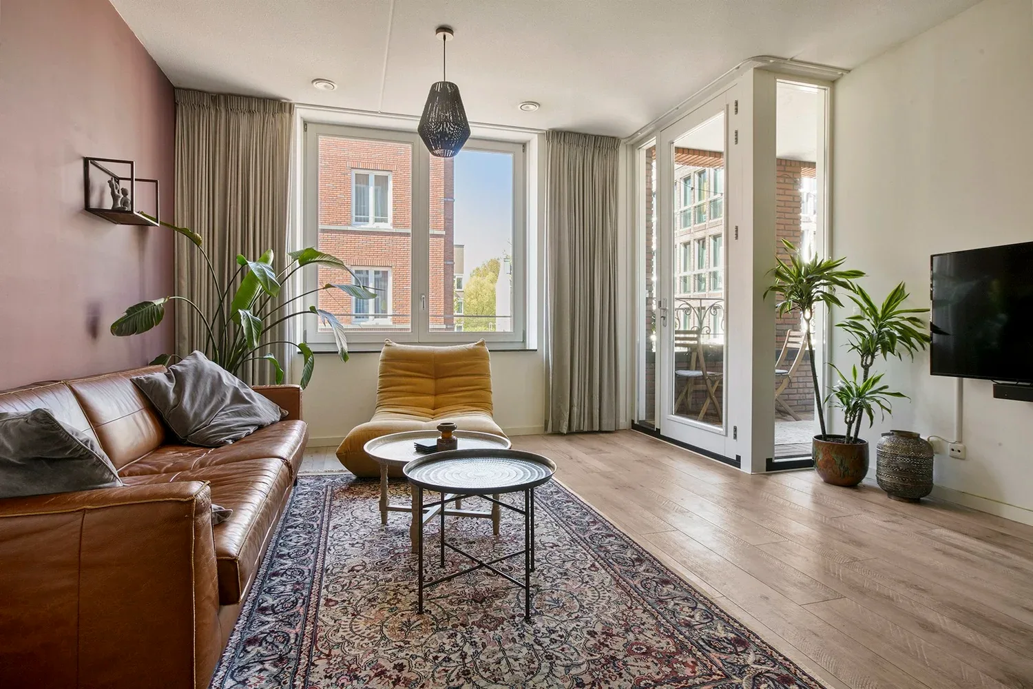 Modern Amsterdams appartement met hoge ramen — Nieuw Amsterdams Huys